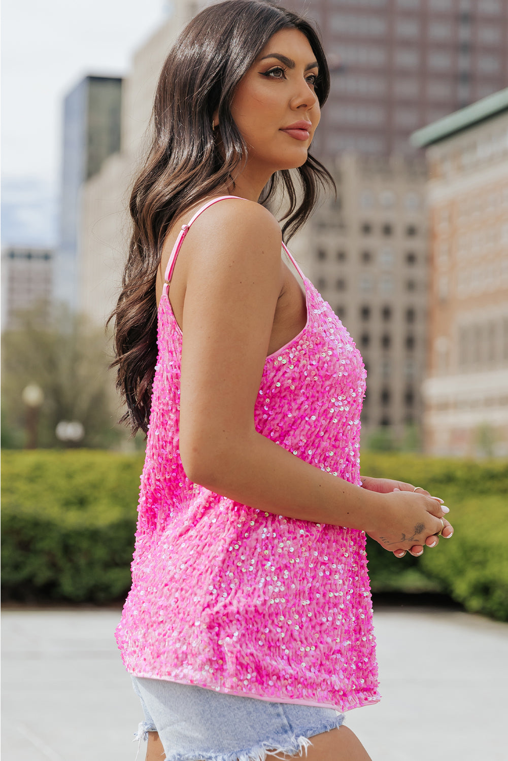 Débardeur rose à bretelles réglables et sequins-A WOMAN WE LOVE