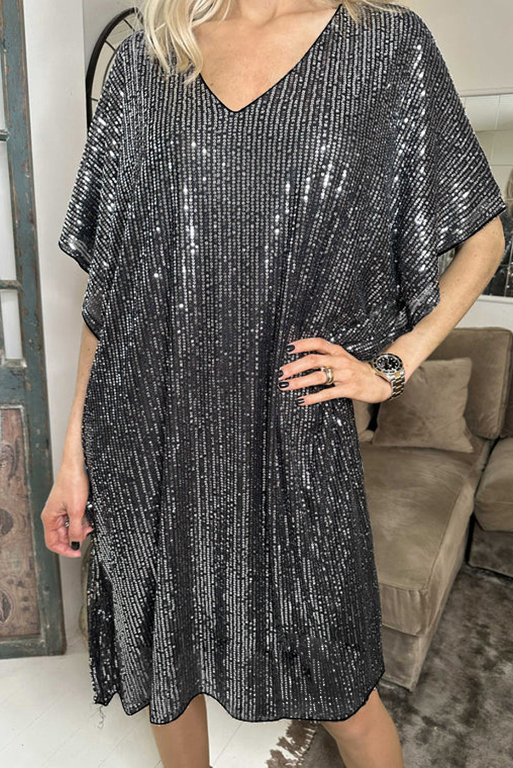 Robe droite gris foncé à paillettes, col en V, manches dolman