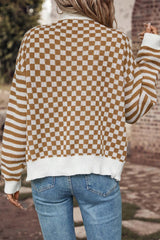 Cardigan marron à col en V boutonné et rayé à carreaux-A WOMAN WE LOVE