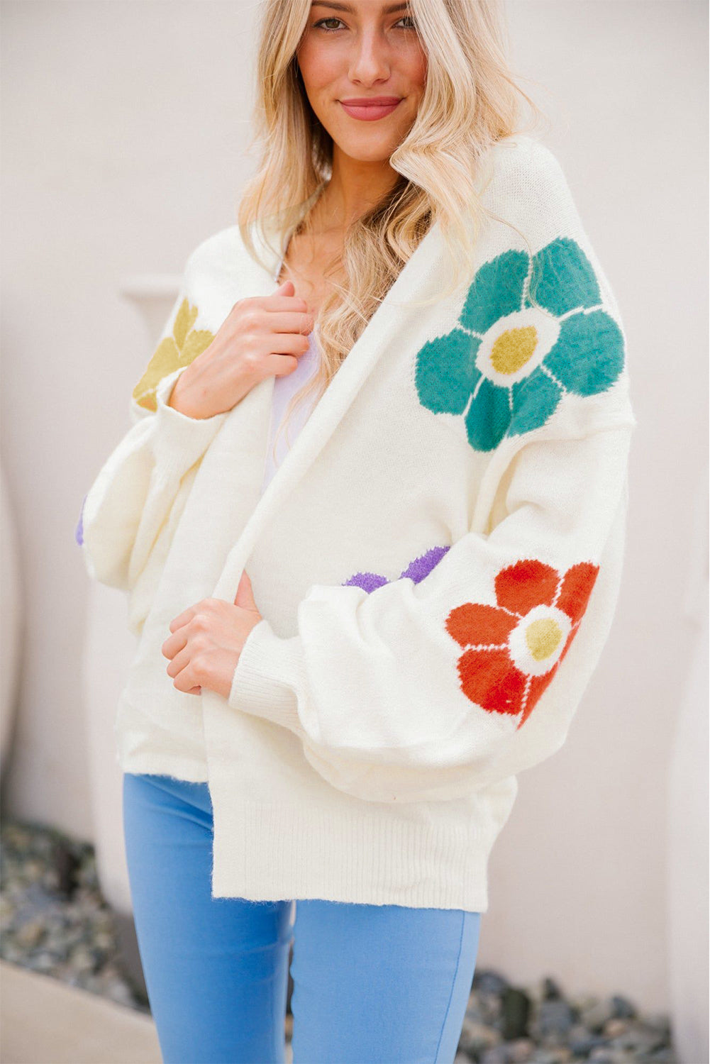 Cardigan ouvert à manches bulles en jacquard à fleurs blanches