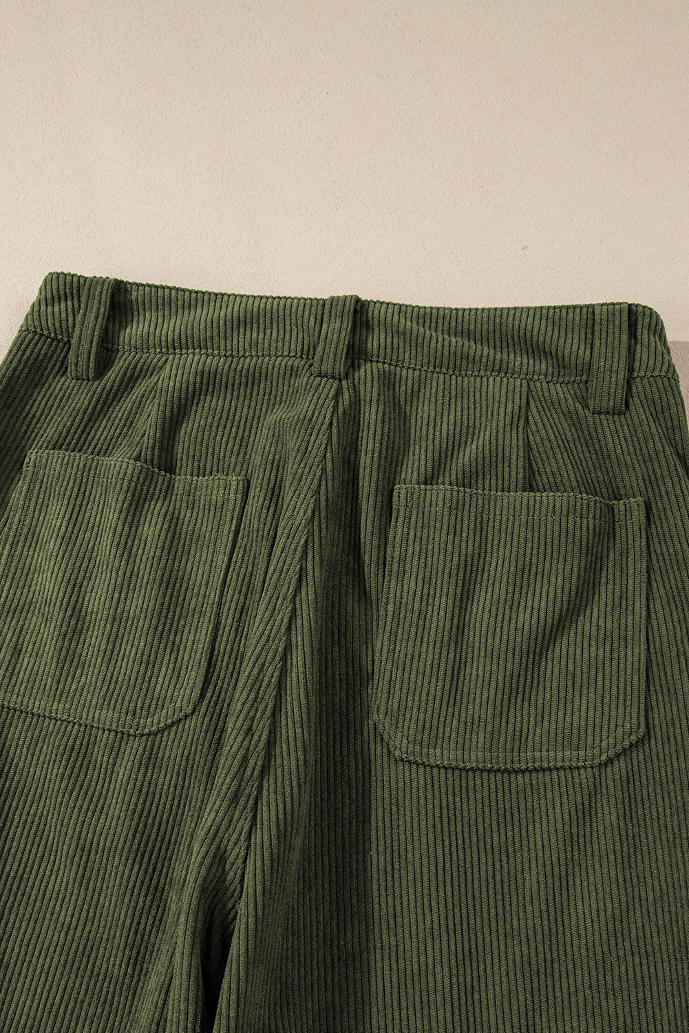 Pantalones de pana con bolsillos cuadrados y cintura alta verdes