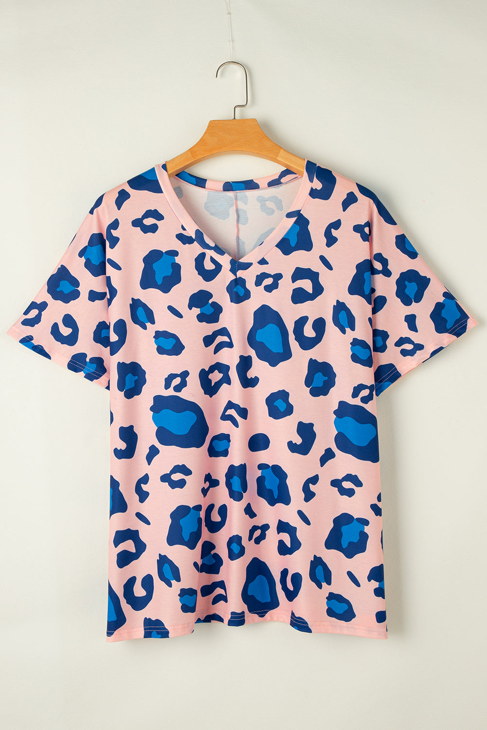 Camiseta de estampado de leopardo rosa de gran tamaño con collar de cuello en V