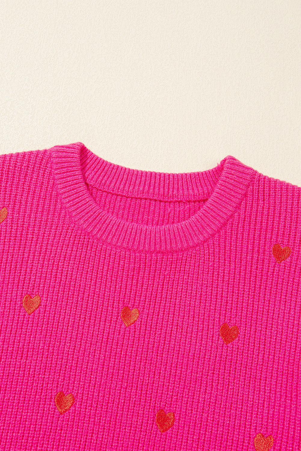 Pull à col rond et épaules tombantes en forme de cœur rose rouge