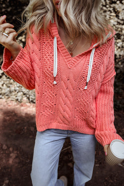 Hooded sweater with contrasting tightening cord in twisted knitting with golden flame