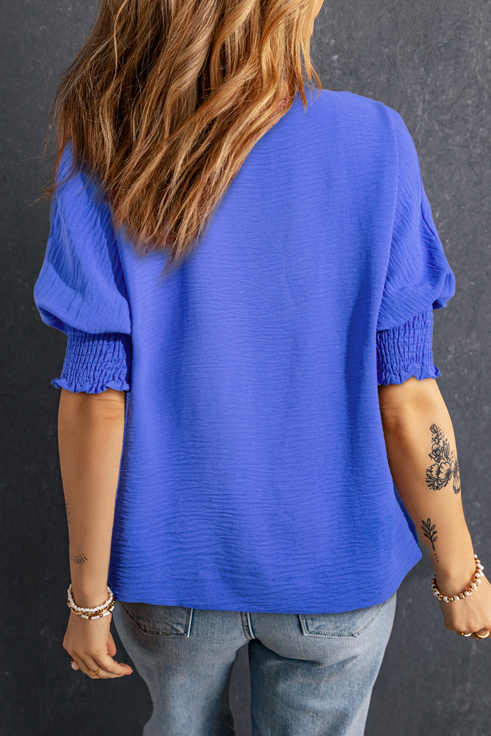 Blusa de manga con collar con cuello azul oscuro.