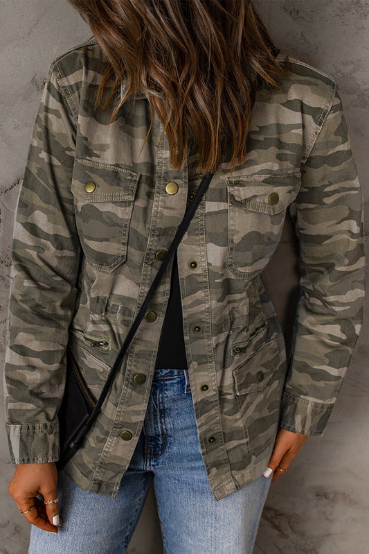 Chaqueta de bolsillos múltiples con estampado de camuflaje verde