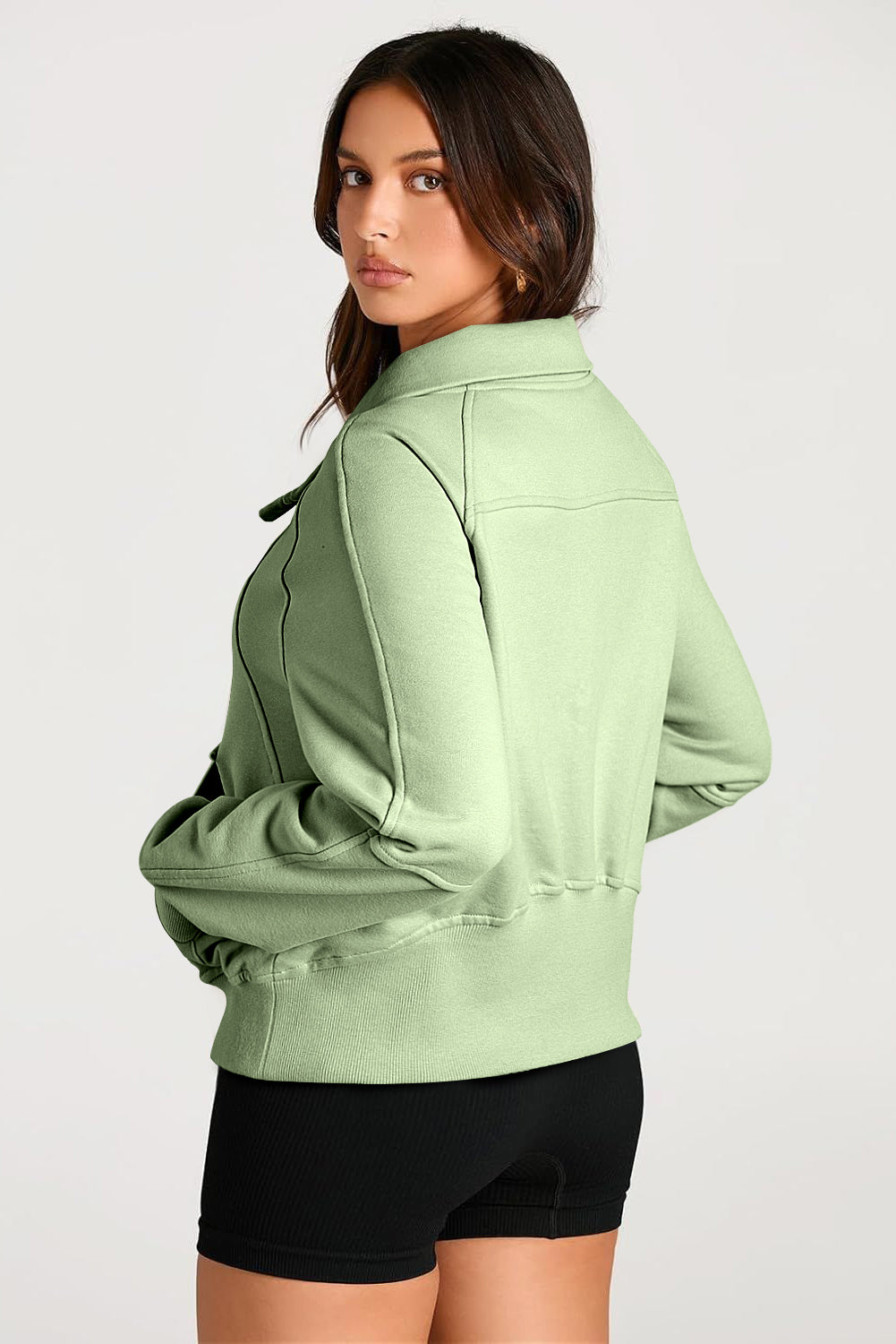 Sweat-shirt vert fumée avec poche kangourou et col montant avec fermeture éclair sur un quart