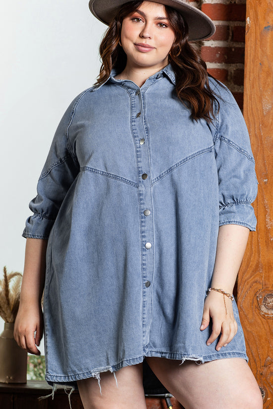 Robe en jean bleu clair à manches 3/4 et boutonnée sur le devant, grande taille