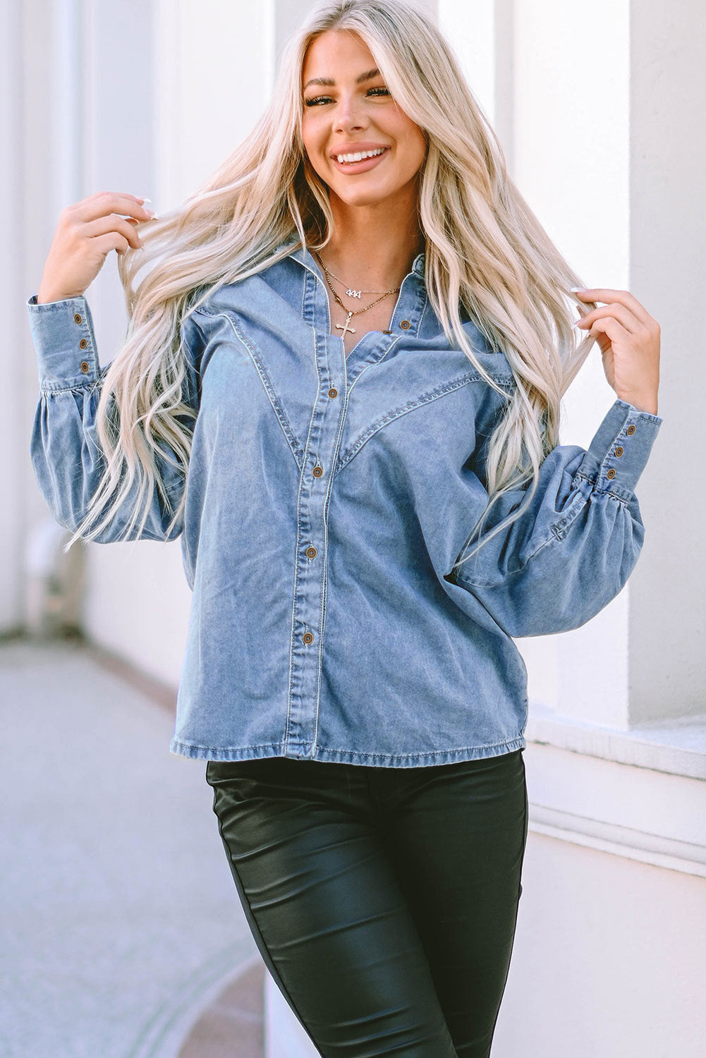 Chemise en jean bleu ciel à manches bouffantes et coutures en forme de V