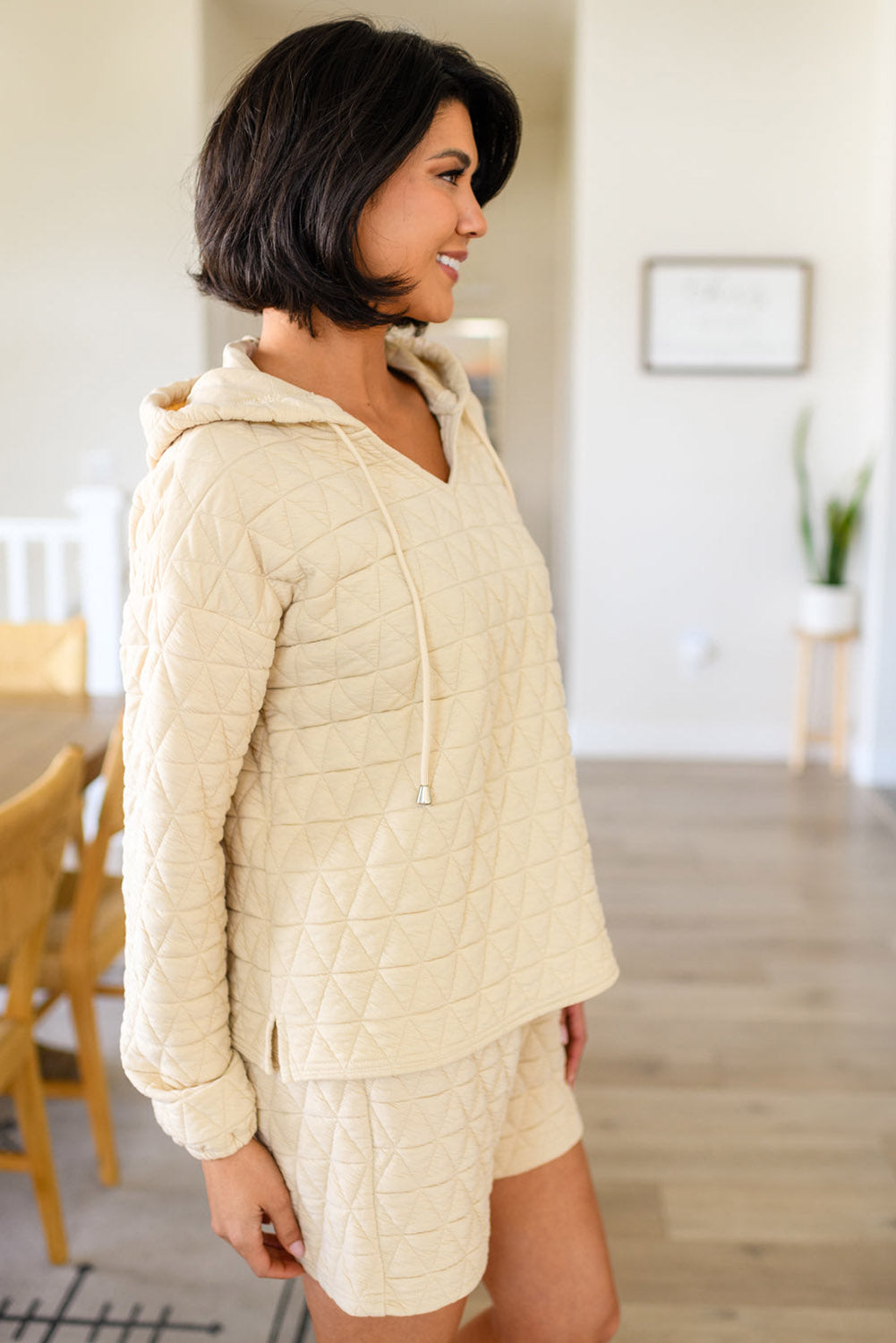 Ensemble short et sweat à capuche matelassé beige à col en V et cordon de serrage