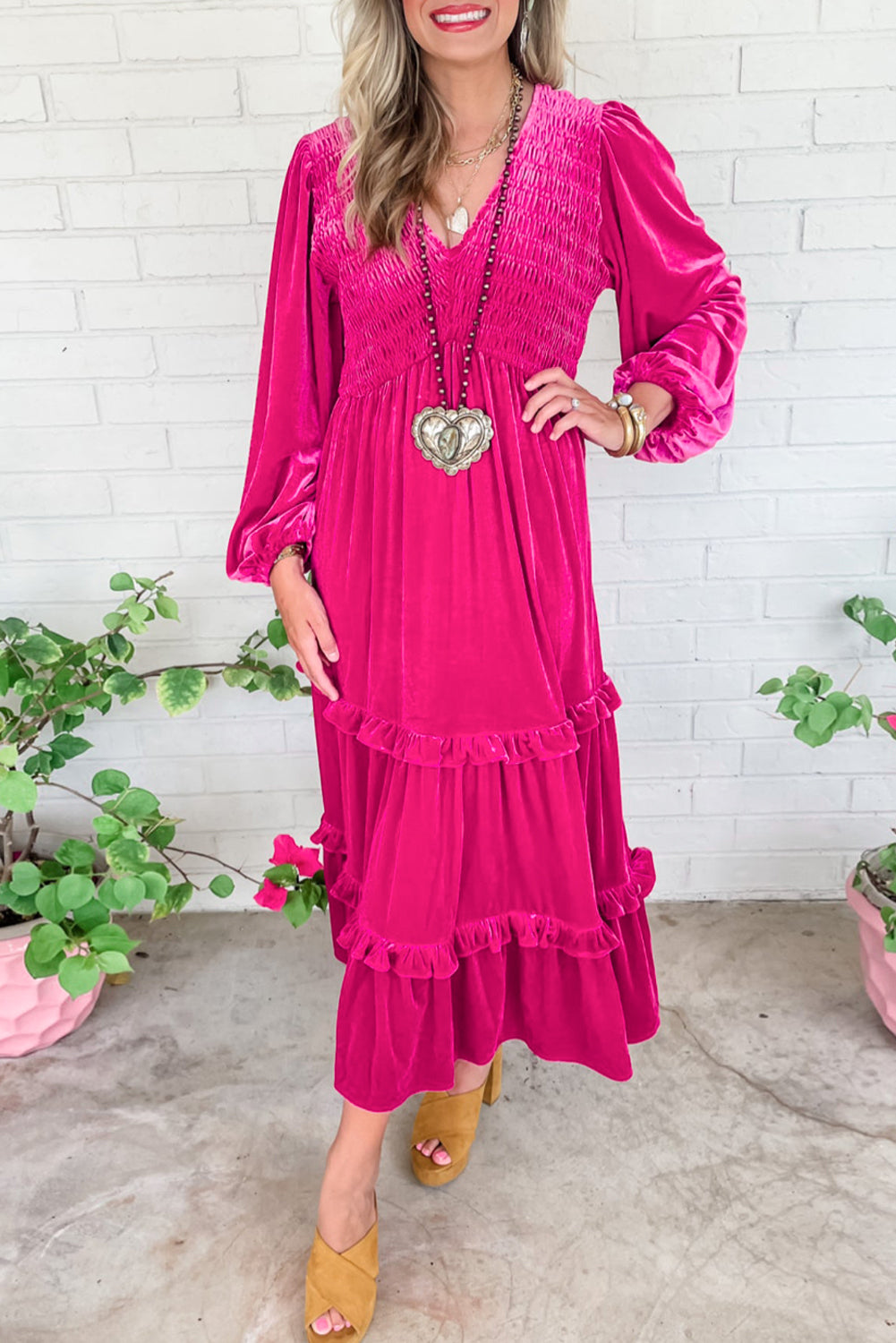 Robe en velours froncée rouge rose à manches longues et col en V