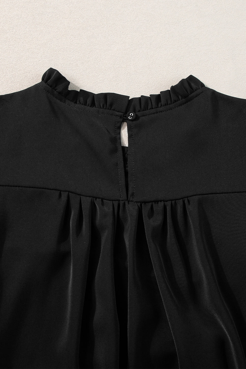 Blusa de manga de volante con lata negra