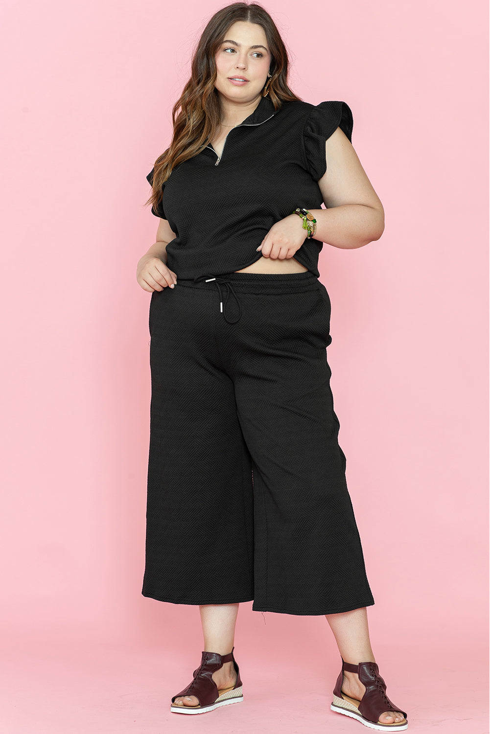 Ensemble pantalon large noir avec haut à manches volantées et quart de fermeture éclair