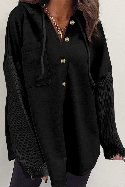 Veste à capuche noire boutonnée à manches tricotées contrastées