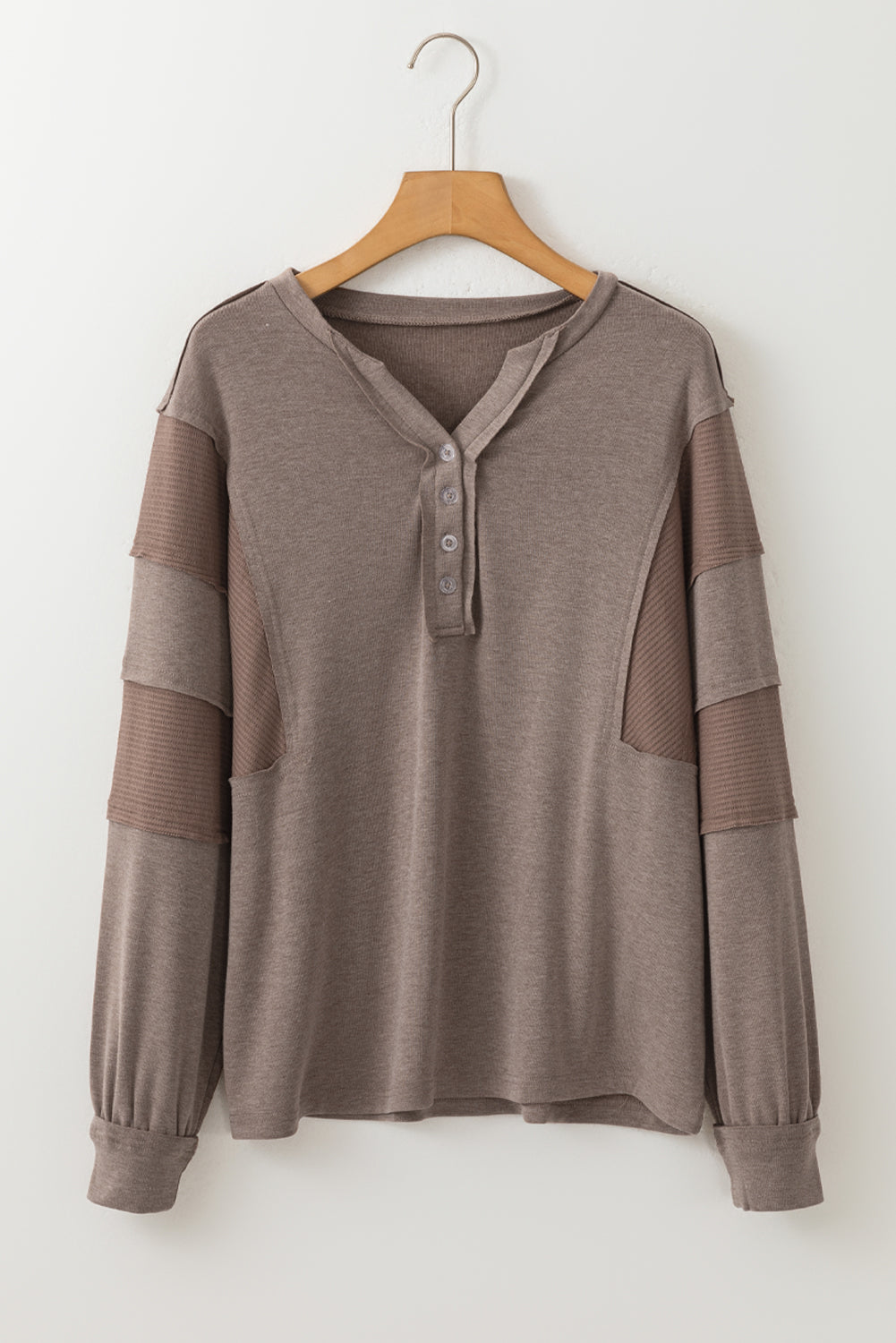 Top henley con manga dolman y patchwork tipo waffle en color castaño