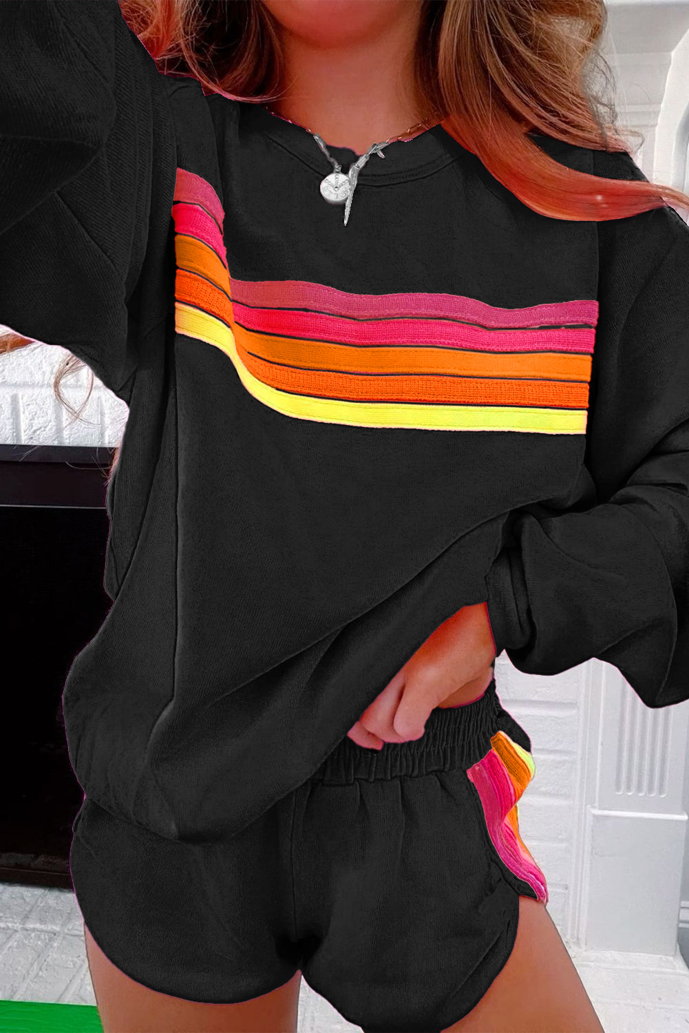 Sweater relajado de dos piezas y pantalones cortos a rayas negras