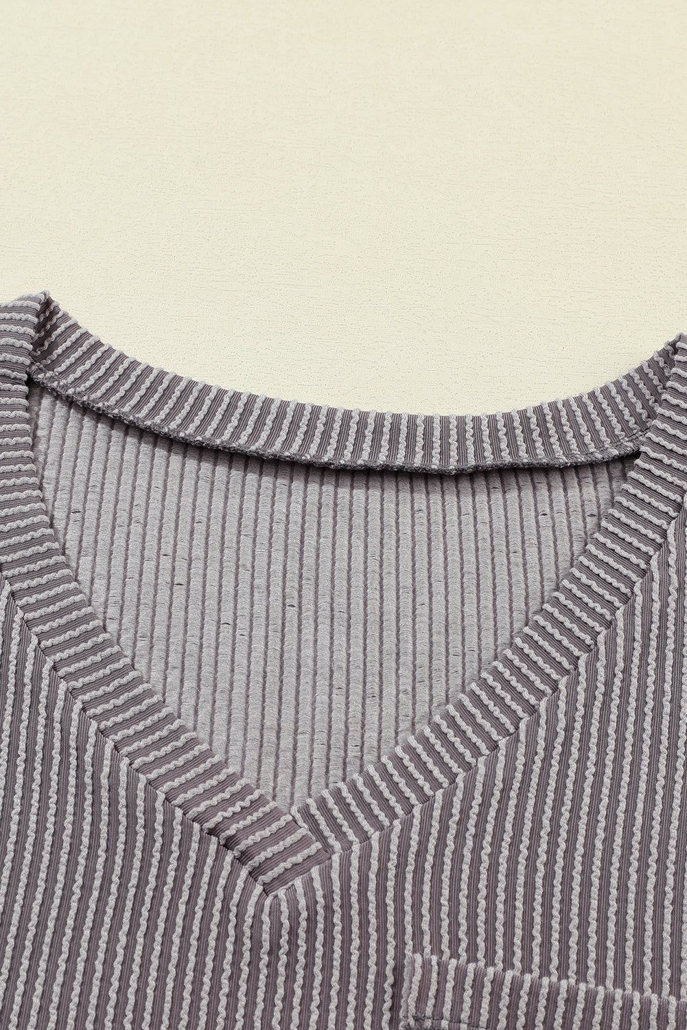 Camiseta grande de gris claro con cuello en V y bolsillo para el pecho