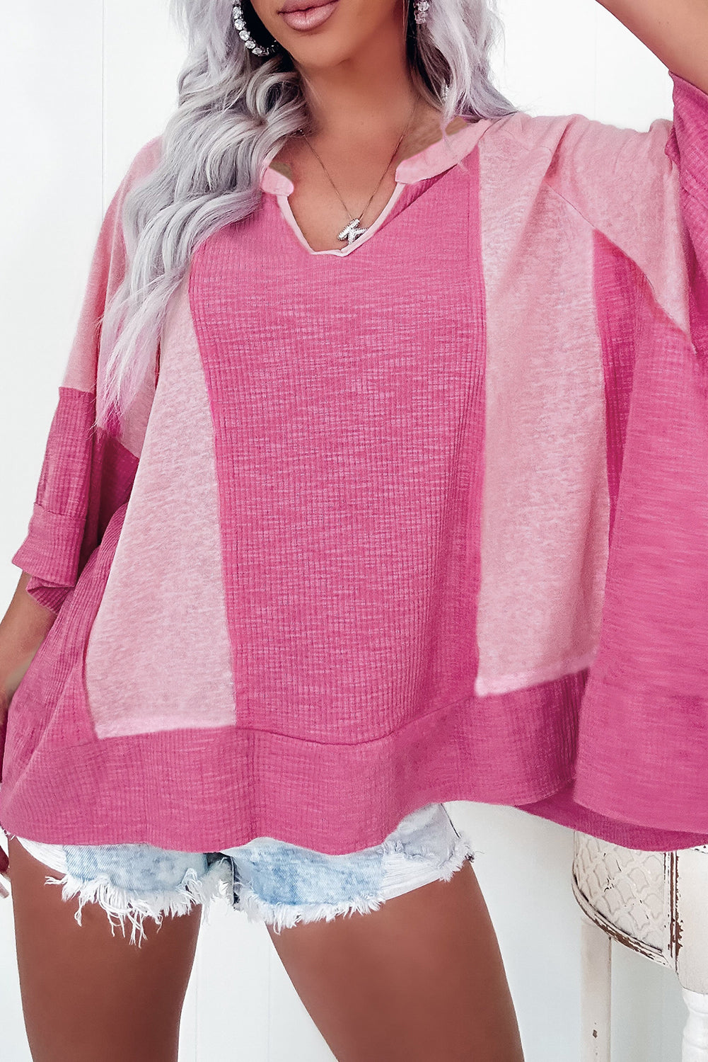 Blusa oversize con mangas 3/4 y bloques de color texturizados en rosa brillante