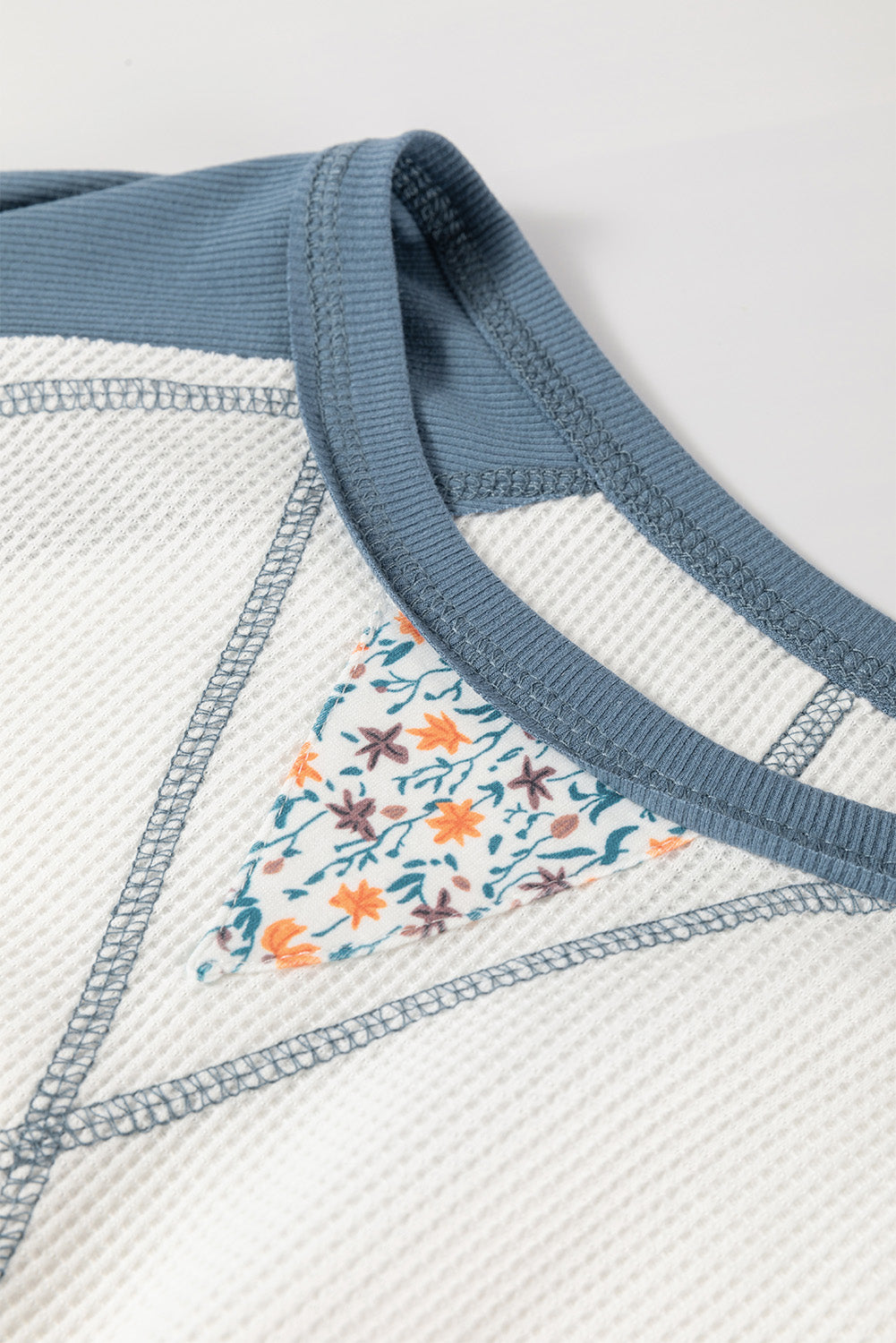 Haut raglan en tricot gaufré à patchwork floral blanc