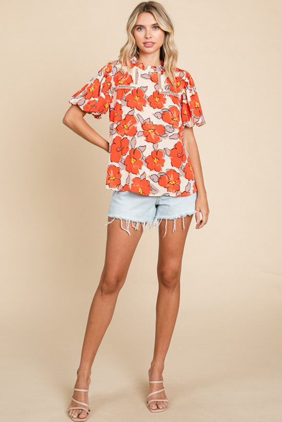 Blusa de manga suelta naranja y cuello volador y patrón floral