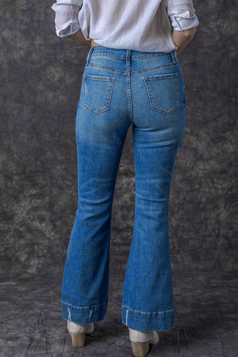 Jeans bagliore di lavaggio medio lieve blu lieve