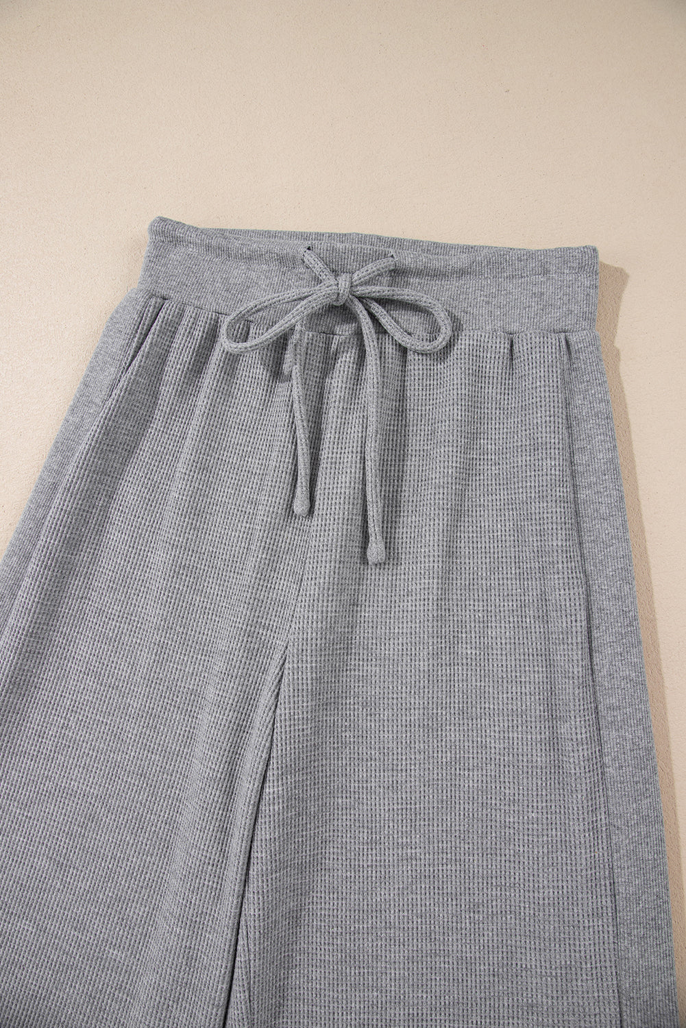 Pantalones de pierna ancha y cintura alta con cordón de punto gofre gris