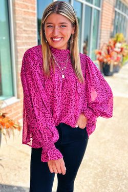 Fluid blouse gathered with puffy sleeves and pink leopard