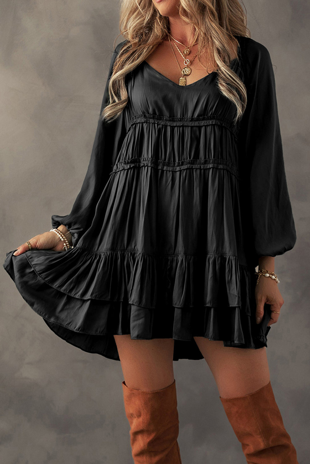 Black mini-ruffle with ruffles and puffy sleeves, loose cut