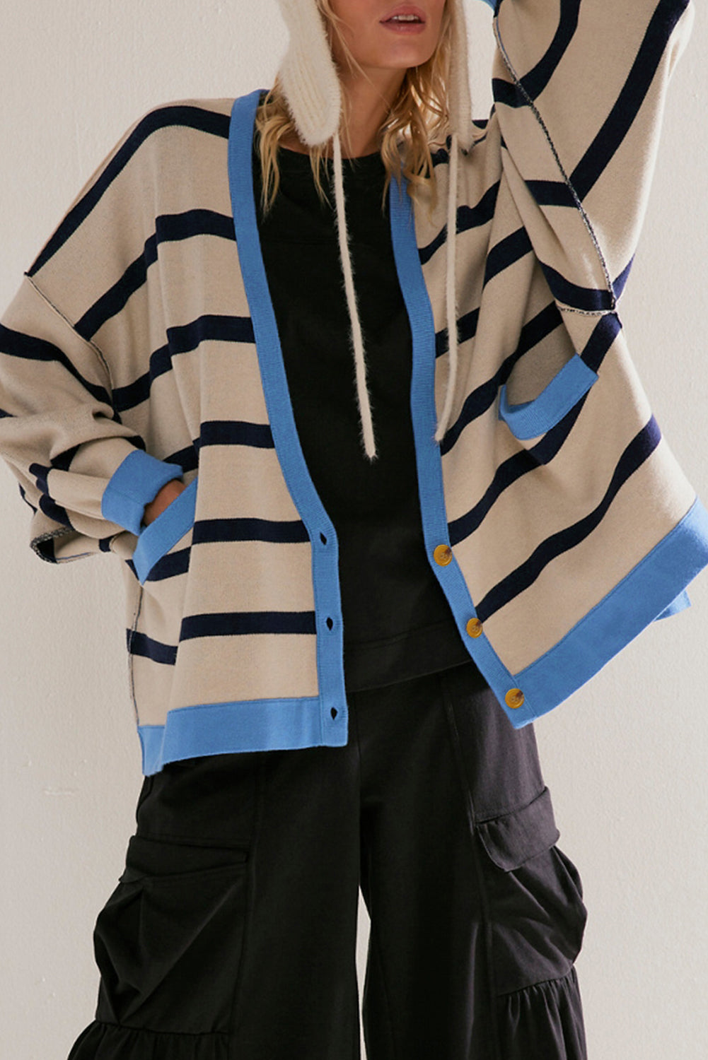Cardigan ample boutonné à épaules tombantes color block blanc-A WOMAN WE LOVE