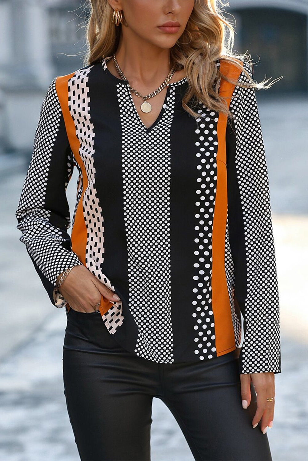 Blouse orange à imprimé géométrique et col en V cranté color block