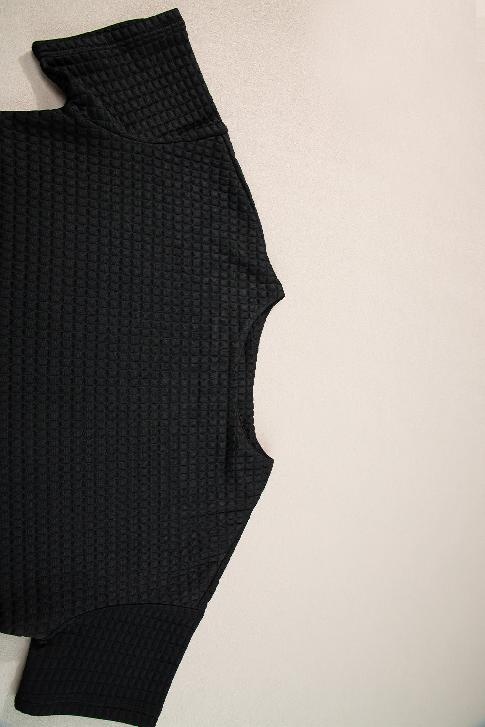 Conjunto de camiseta corta con textura de celosía negra y pantalón jogger