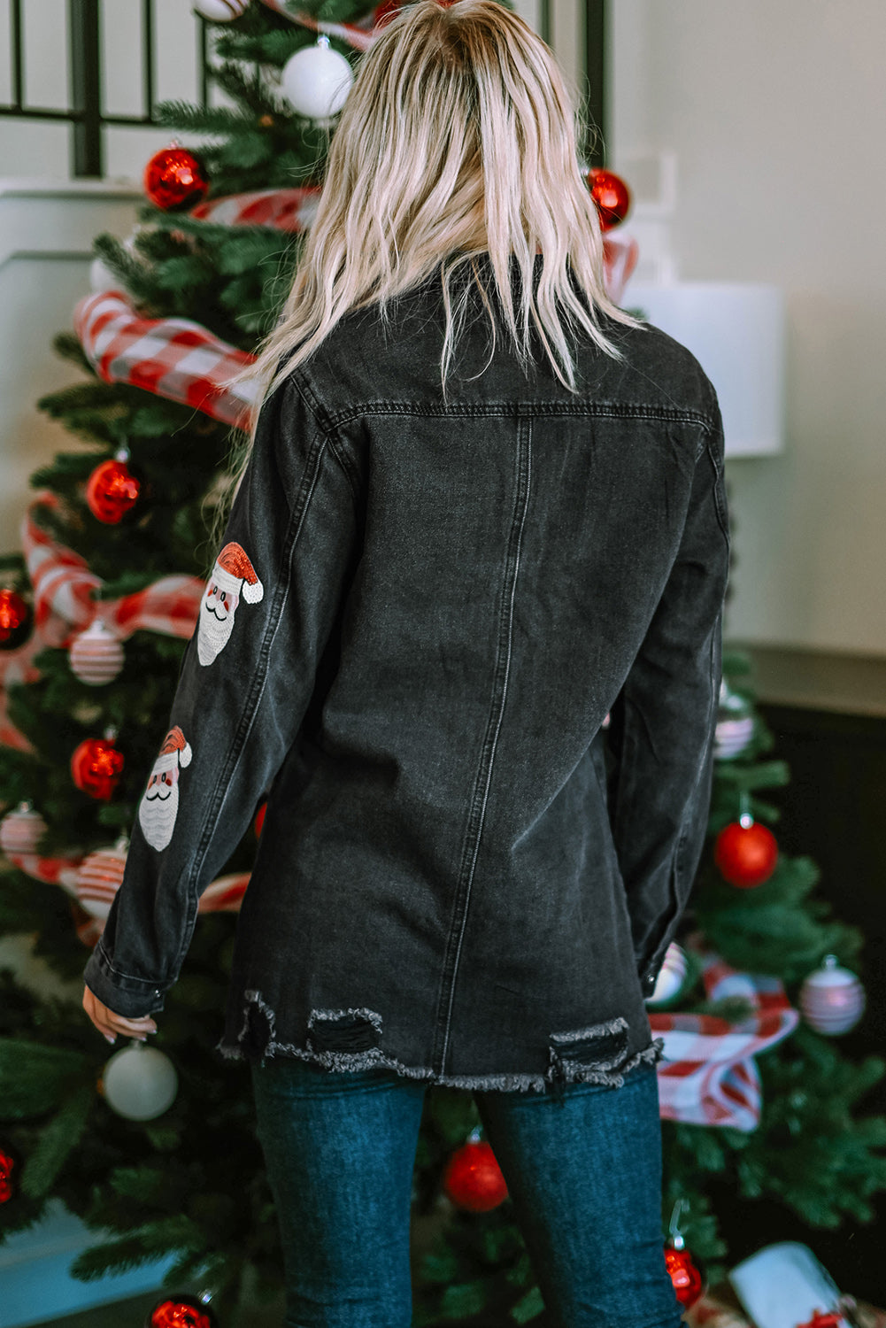 Chaqueta vaquera deshilachada con gráfico de Papá Noel y lentejuelas negras