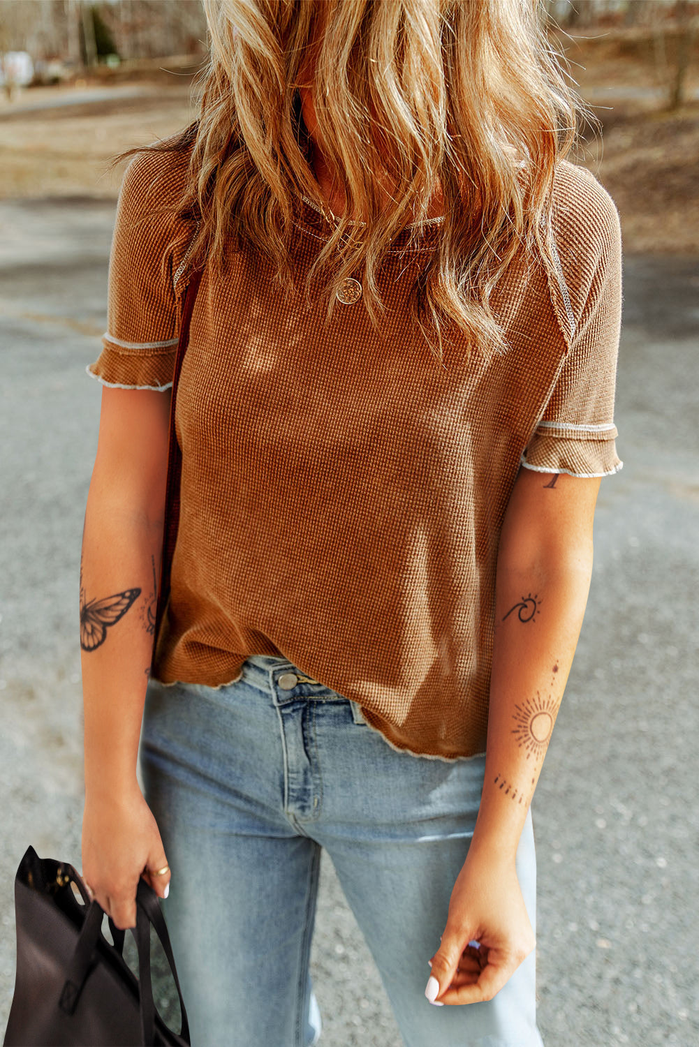 T-shirt en tricot gaufré à bords froncés et coutures contrastées marron