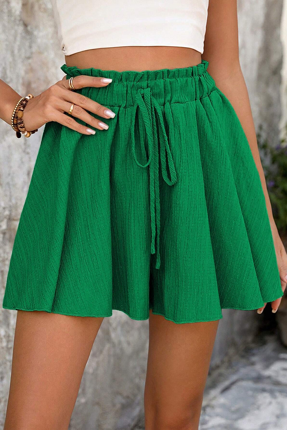 Short texturé à volants et lacets taille haute *