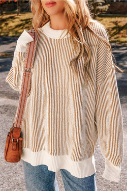 Ample textured knitting sweater with brown stripes with contrasting edges