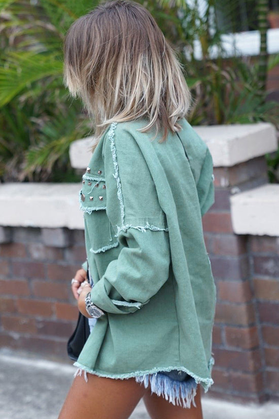 Veste en jean rivetée à bordure effilochée vert brume