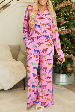 Ensemble pyjama chemise et pantalon rose à imprimé guépard