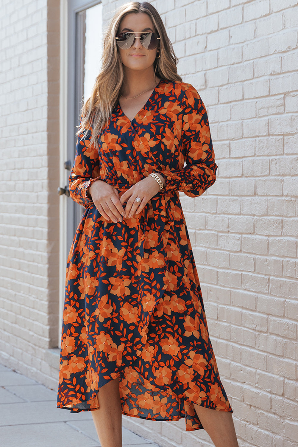 Vestido de billetera naranja con estampado floral y cinturón