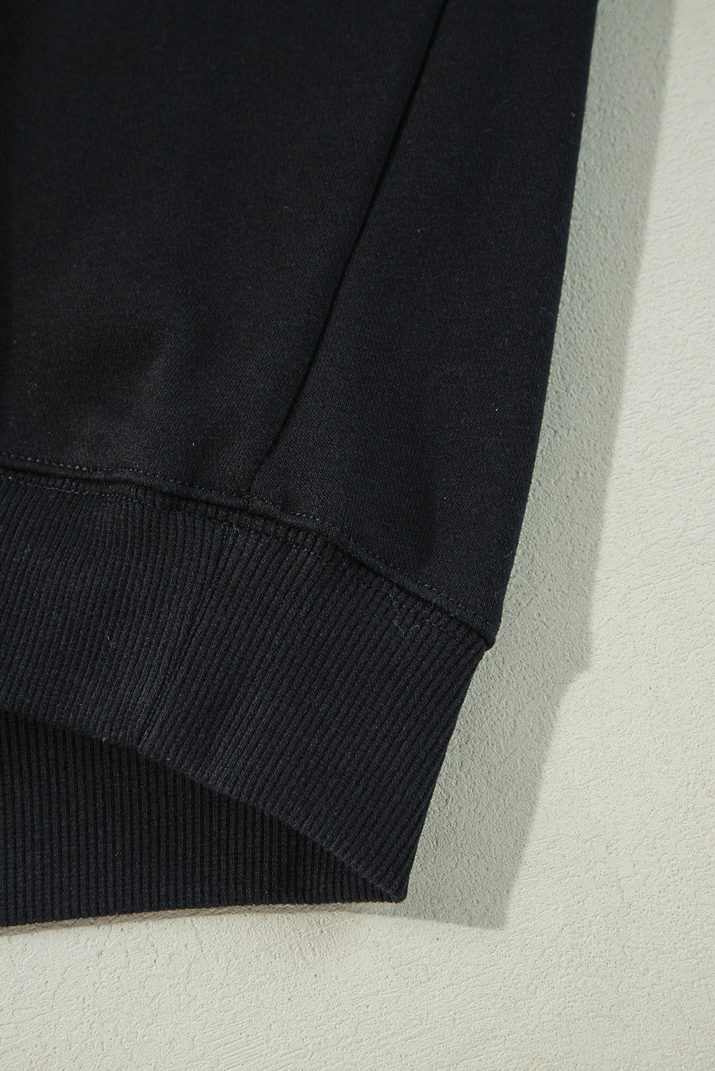 Sudadera negra unida con cuello y hombros caídos, gran tamaño