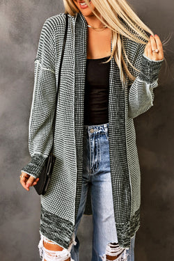 Cardigan long tricoté à carreaux gris ouvert sur le devant