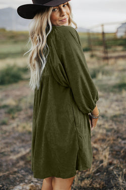 Sleeve dress and vine green velvet bracelet with press pimples and Empire waist