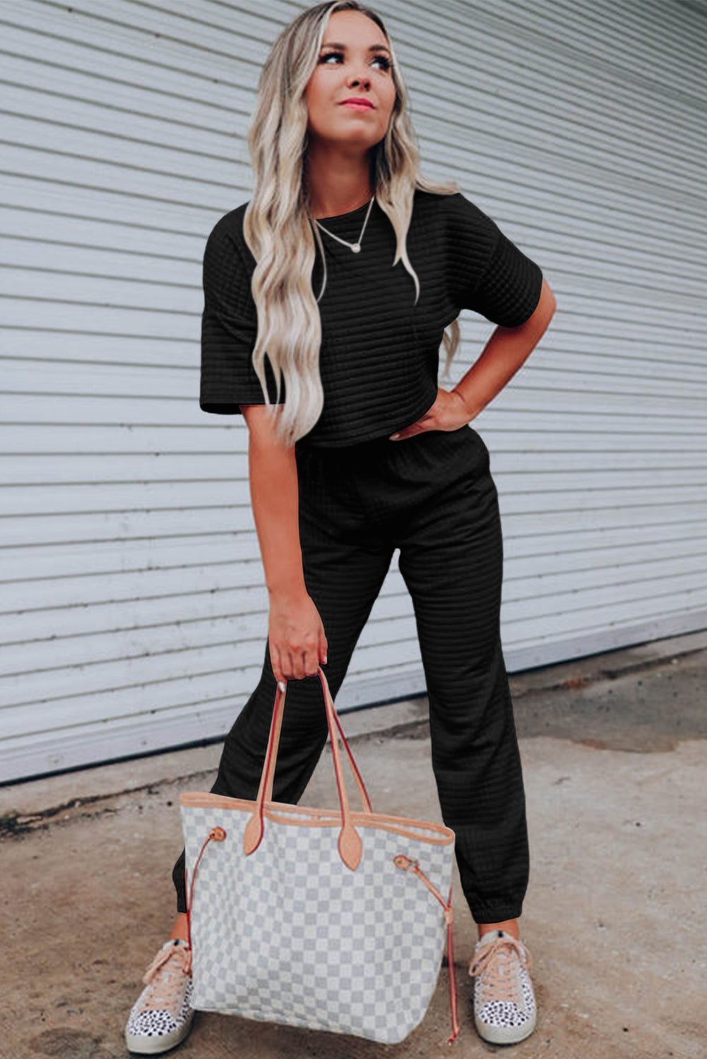 Conjunto de camiseta corta con textura de celosía negra y pantalón jogger