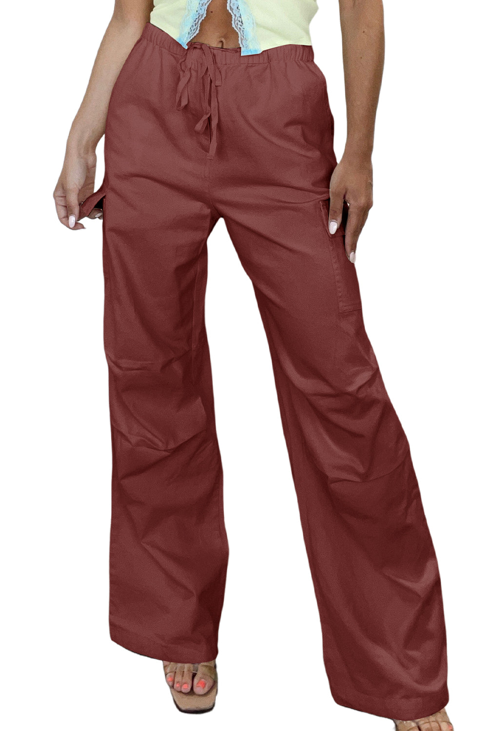 Pantalones cargo de pierna ancha con cordón en la cintura de color sólido rojo mineral