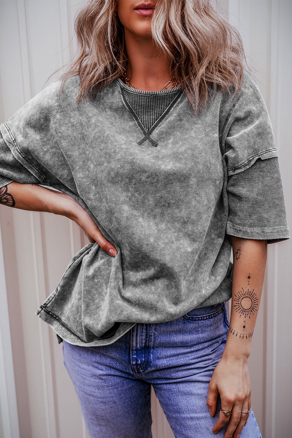 Camiseta de hombro sorprendida con hombros caídos y costuras expuestas, lavado de minerales, Filippin Gray