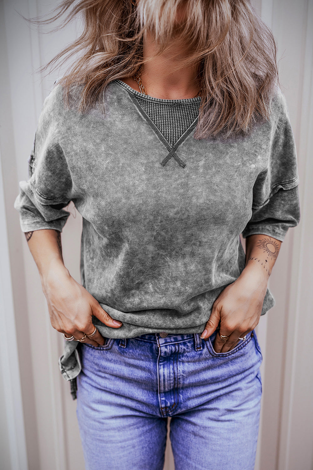 Camiseta de hombro sorprendida con hombros caídos y costuras expuestas, lavado de minerales, Filippin Gray