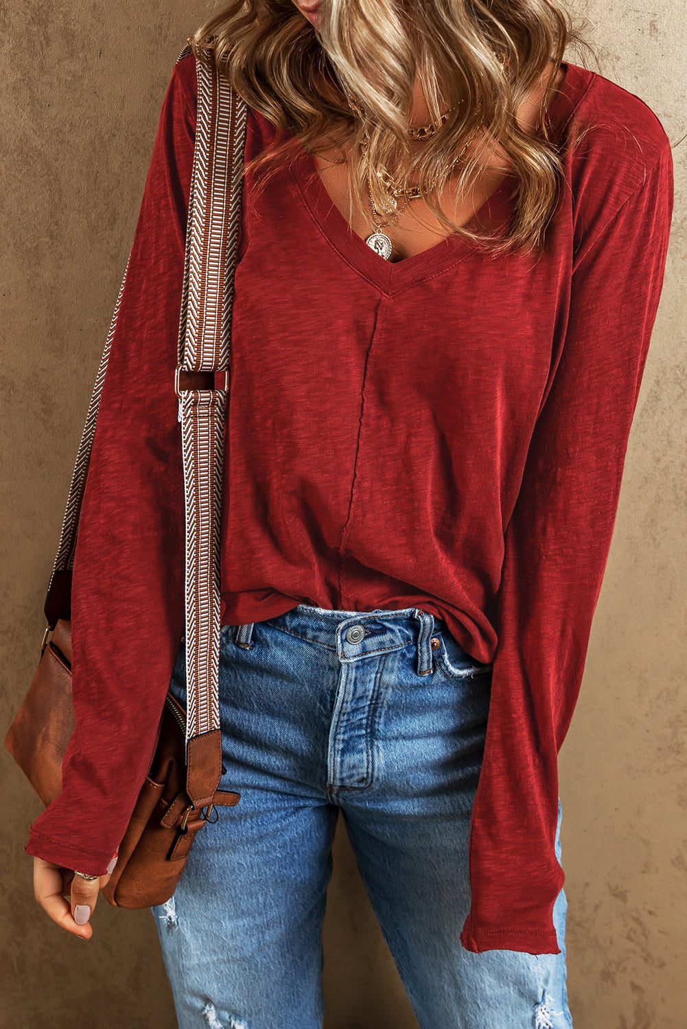 Camiseta de manga larga con costura central y cuello en V de sándalo rojo