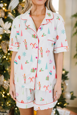 Camisa de pijama blanco con mangas cortas y pantalones cortos estampados en Navidad