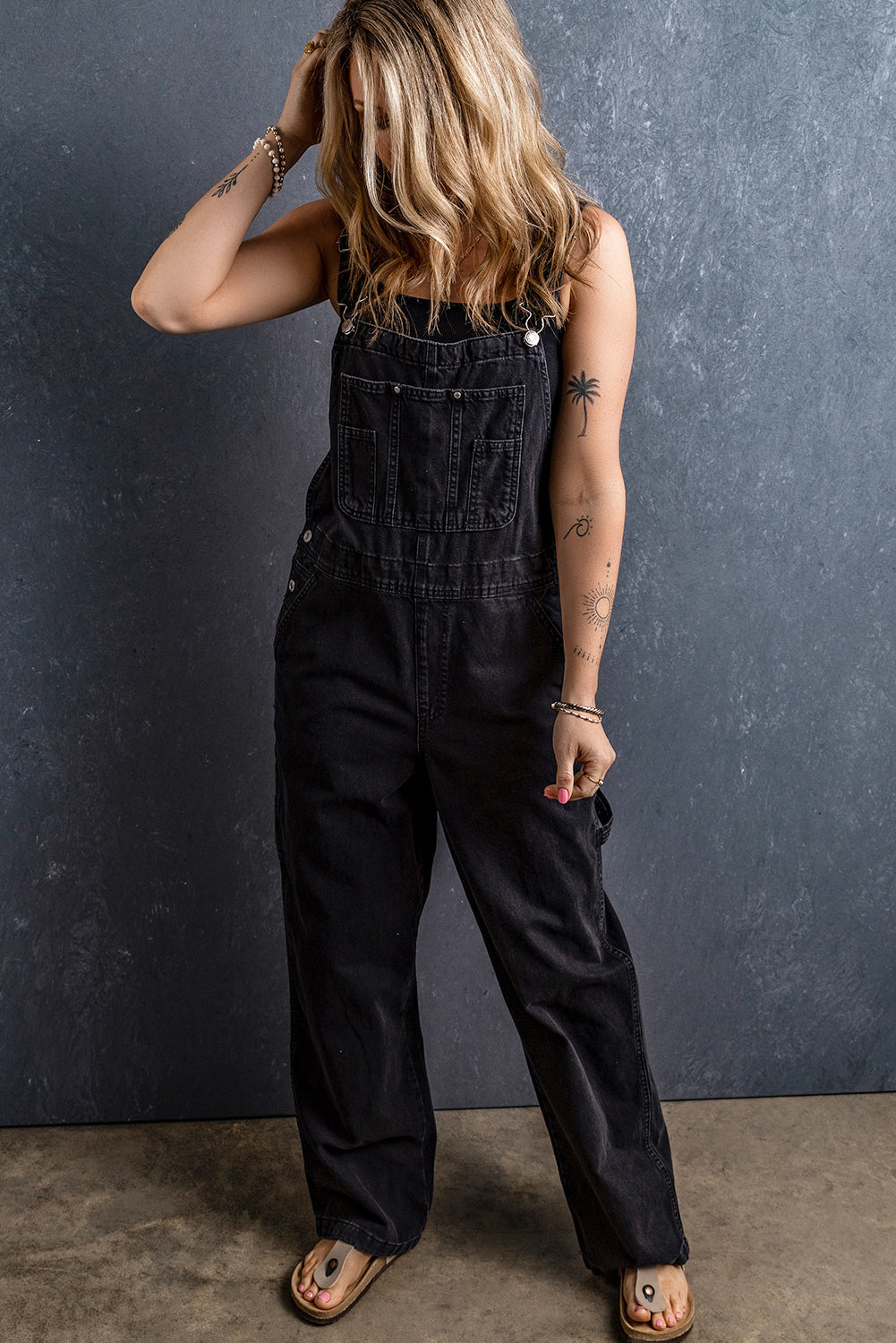 Schwarze verstellbare Schnallengurte Multi -Taschen -Denim Overalls