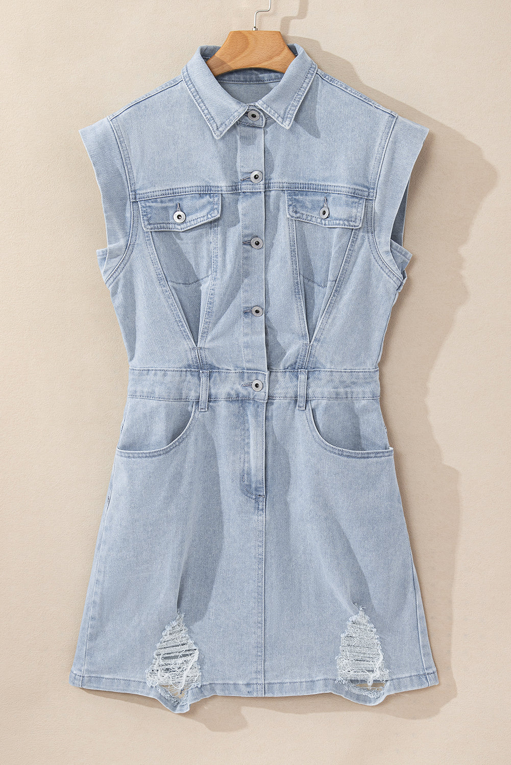 Robe en jean effilochée bleu clair avec poches à rabat délavées à l'acide