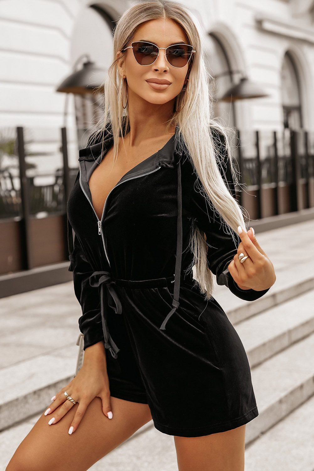 Combi-short à capuche en velours noir avec fermeture éclair sur le devant et cordon de serrage à la taille-A WOMAN WE LOVE